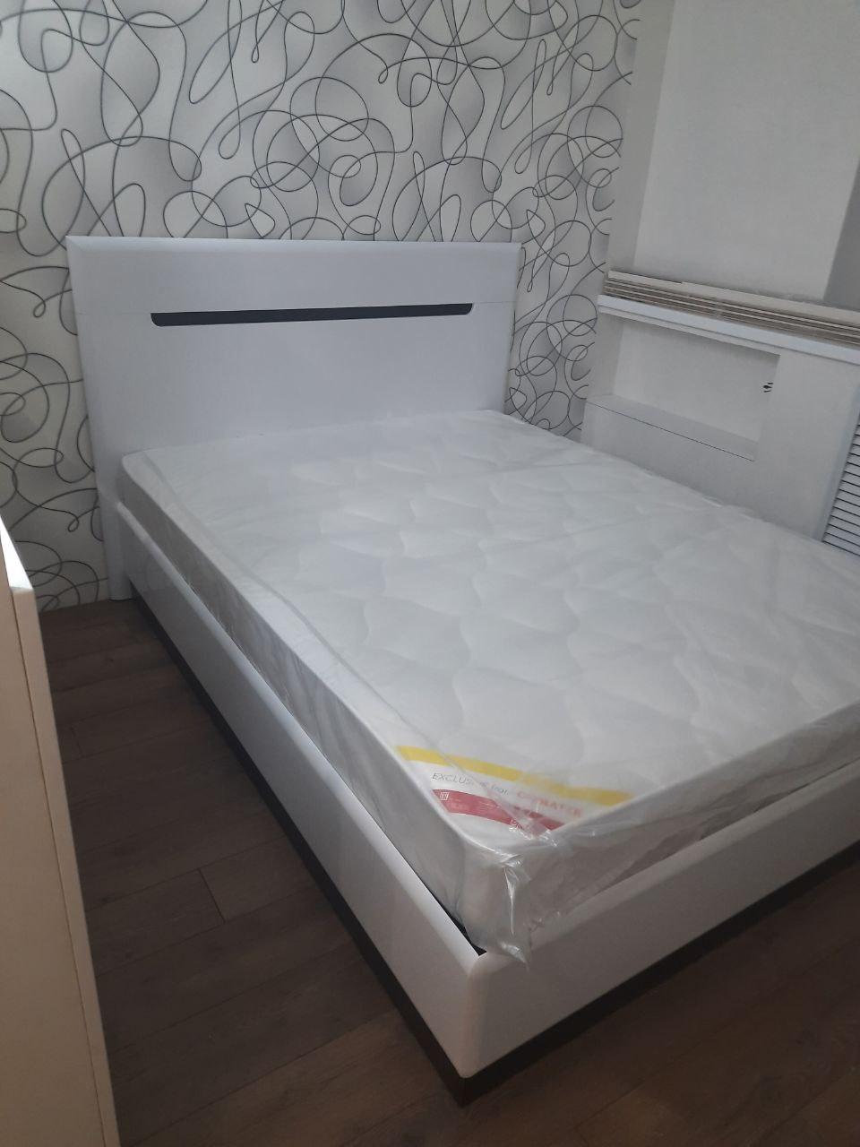 Двуспальная кровать "Парма" 180 х 200 с ортопедическим основанием цвет белый / венге